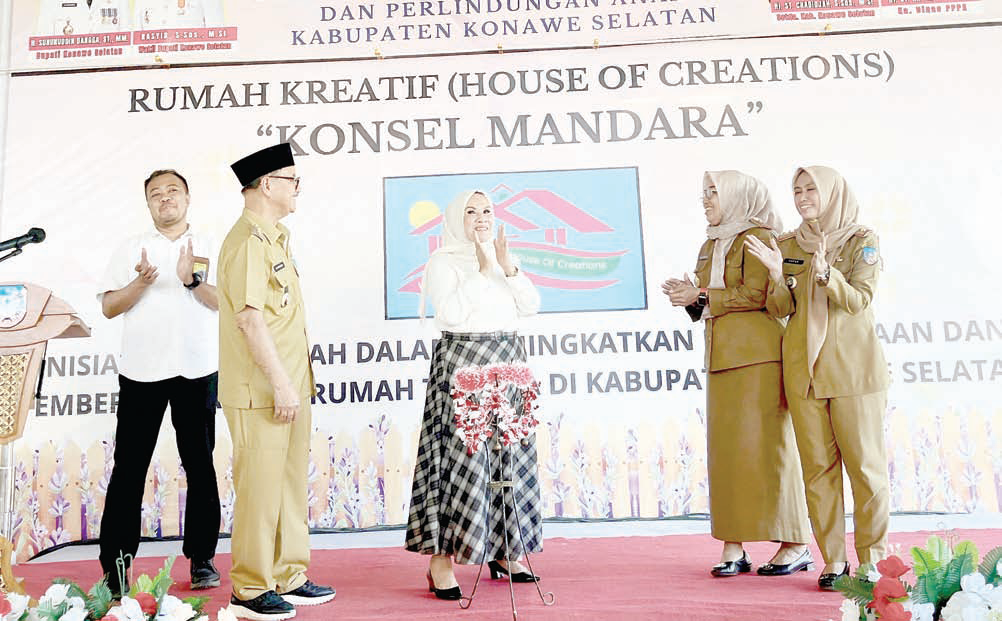 PEMBERDAYAAN PEREMPUAN : Launching Rumah Kreatif “Konsel Mandara” oleh Bupati, H. Surunuddin Dangga (kedua dari kiri) yang turut dihadiri Kepala BPVP Kendari, Amran, Ketua TP-PKK Konsel, Hj. Nurlin Surunuddin (tengah), Sekretaris Kabupaten, Hj. St. Chadidjah (kedua dari kanan) dan Kepala DPPPA, Hj. St. Hafsa, kemarin. (PEMBERDAYAAN PEREMPUAN : Launching Rumah Kreatif “Konsel Mandara” oleh Bupati, H. Surunuddin Dangga (kedua dari kiri) yang turut dihadiri Kepala BPVP Kendari, Amran, Ketua TP-PKK Konsel, Hj. Nurlin Surunuddin (tengah), Sekretaris Kabupaten, Hj. St. Chadidjah (kedua dari kanan) dan Kepala DPPPA, Hj. St. Hafsa, kemarin.)