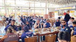 ATLET PON : Sebagai motivasi, PJ Gubernur Sultra Andap Budhi Revianto menyambangi para atlet PON Aceh-Sumut di sejumlah venue. Ia turut menyempatkan makan siang bersama para atlet di sebuah restoran, kemarin. (IST)