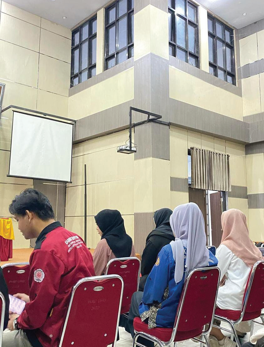 Mahasiswa Kimia FMIPA UHO tengah mengikuti proses perkuliahan. (Ewin Endang Sahputri/Kendari Pos)