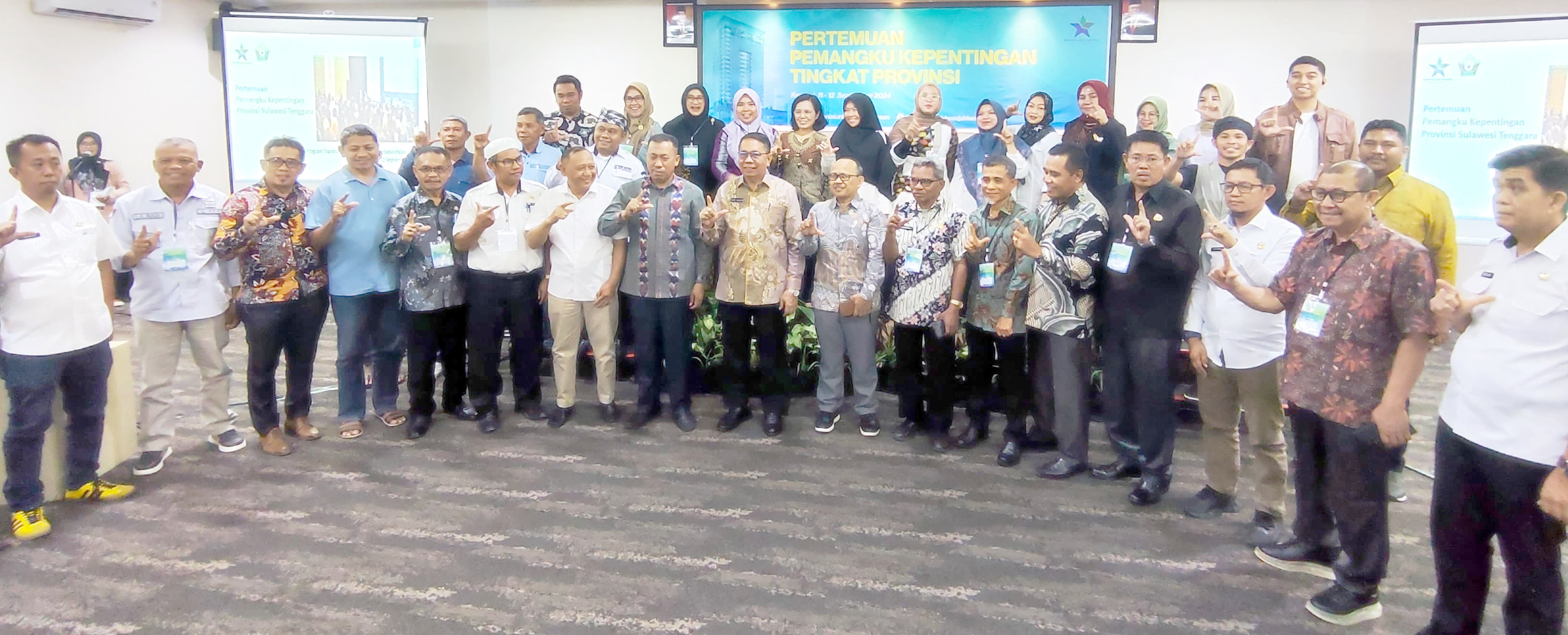 Kepala Dinas Perpustakaan dan Kearsipan Sultra, Nur Saleh bersama peserta pertemuan pemangku kepentingan di Claro Hotel Kendari, kemarin. (IST)