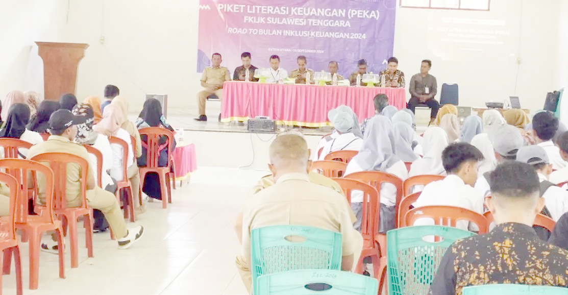 PENGETAHUAN KEUANGAN : Staf Ahli Bupati Butur Bidang Ekonomi, Keuangan dan Pembangunan, La Nita (keempat dari kiri, depan), ketika menghadiri sosialisasi piket literasi keuangan yang digelar OJK di Balai Pertemuan Kecamatan Wakorumba Utara. (DISKOMINFO KABUPATEN BUTON UTARA FOR KENDARI POS)