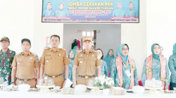 BEKERJA BERSAMA : Pj. Bupati Kolaka, Muhammad Fadlansyah (tengah) saat menghadiri kegiatan penilaian lomba gerakan PKK tingkat Provinsi Sultra, di Desa Muara Lapao-Pao, kemarin. (ZULFADLY NUR/KENDARI POS)