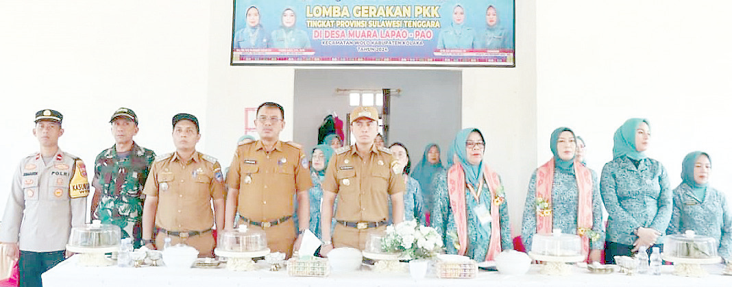 BEKERJA BERSAMA : Pj. Bupati Kolaka, Muhammad Fadlansyah (tengah) saat menghadiri kegiatan penilaian lomba gerakan PKK tingkat Provinsi Sultra, di Desa Muara Lapao-Pao, kemarin. (ZULFADLY NUR/KENDARI POS)