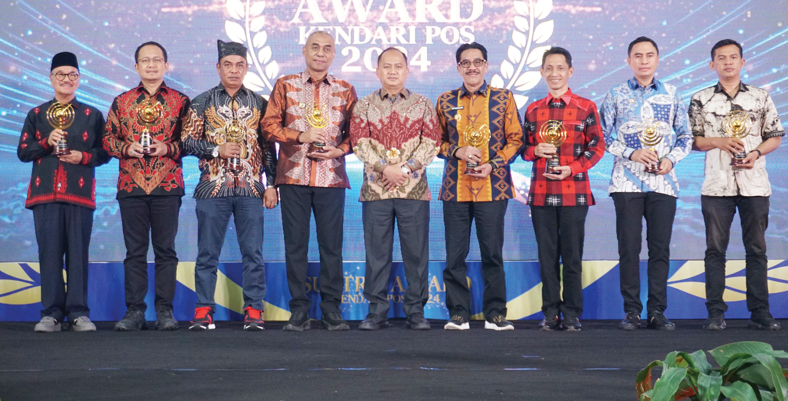 Wakil Kepala Kejaksaan Tinggi (Wakajati) Sultra, Anang Supriatna, S.H., M.H (tengah) bersama bupati dan Penjabat (Pj) bupati usai menyerahkan trofi Sultra Awards Kendari Pos 2024, Rabu (11/9/2024) malam. (IST)