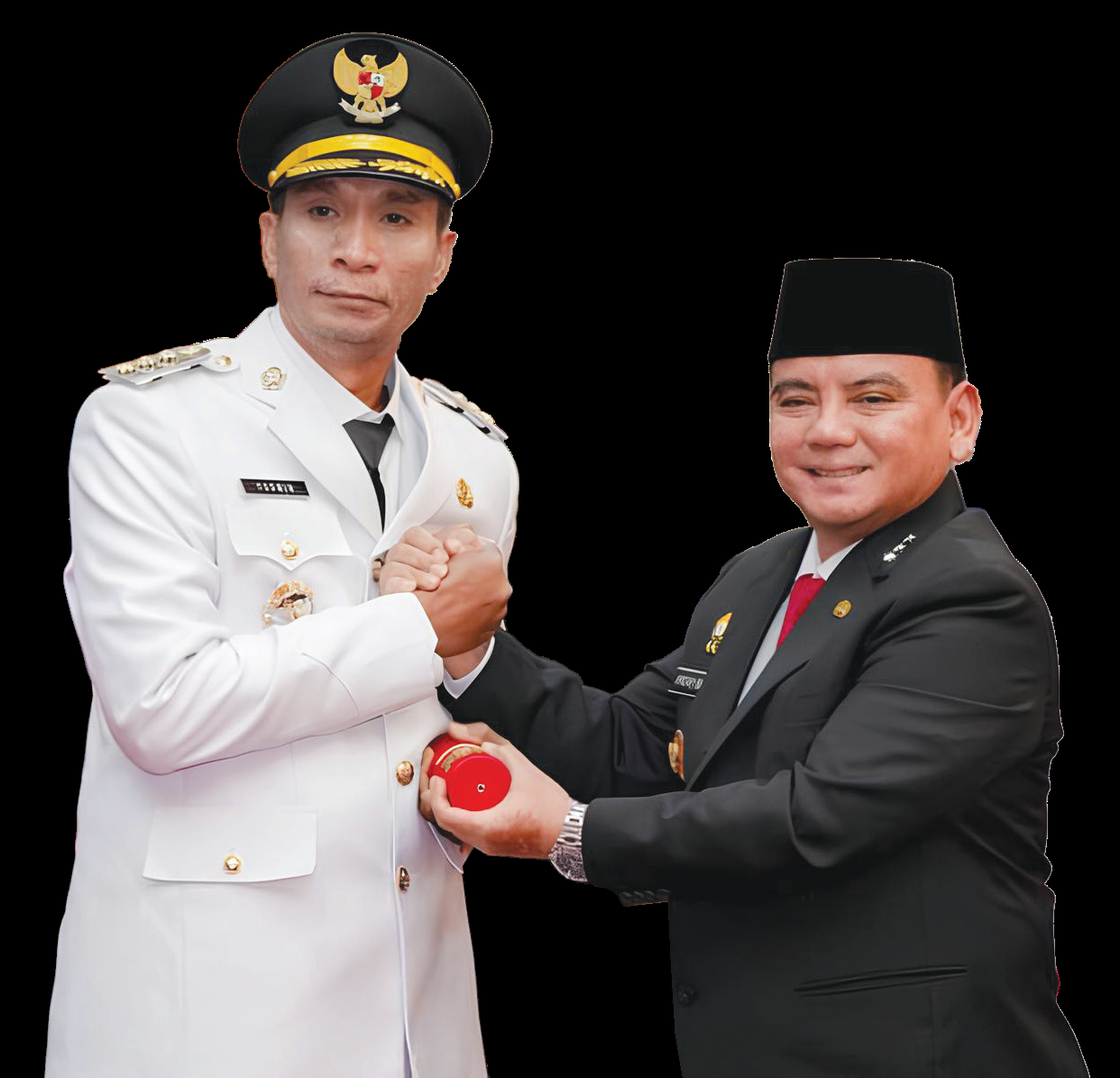 Penjabat (Pj) Gubernur Sultra, Andap Budhi Revianto (kanan) melantik Kepala Dinas Dikbud Sultra, Yusmin sebagai Pj Bupati Kolaka Utara (kiri) di kantor gubernur, Kamis (12/9/2024). (FRANS PATADUNGAN / BIRO ADPIM PEMPROV SULTRA)