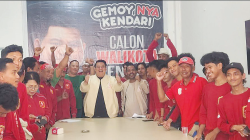 Bakal calon Wali Kota Kendari, Yudhianto Mahardika Anton Timbang (tengah) bersama paguyuban Maluku Satu Rasa Sulawesi Tenggara (Sultra) saat deklarasi dukungan terhadap duet Yudhi-Nirna di Pilwali Kendari. (AGUS SETIAWAN / KENDARI POS)