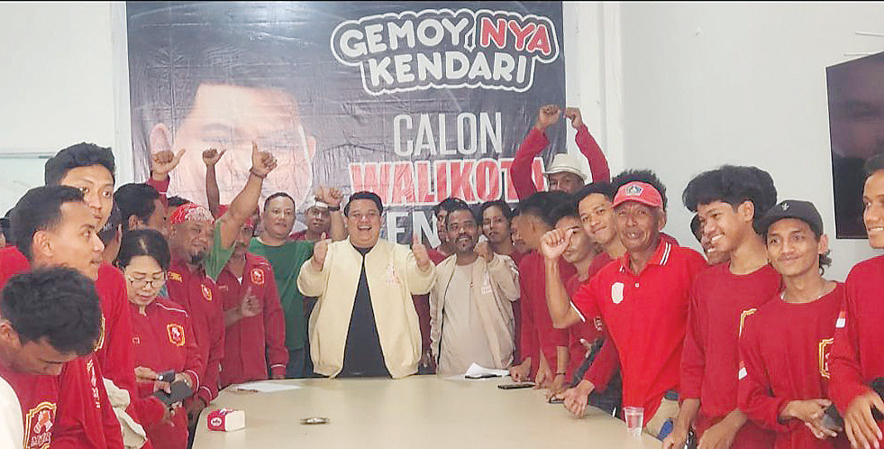 Bakal calon Wali Kota Kendari, Yudhianto Mahardika Anton Timbang (tengah) bersama paguyuban Maluku Satu Rasa Sulawesi Tenggara (Sultra) saat deklarasi dukungan terhadap duet Yudhi-Nirna di Pilwali Kendari. (AGUS SETIAWAN / KENDARI POS)