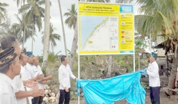 BMKG Kendari pasang papan infromasi bahaya tsunami di salah satu titik di Desa Wapia-pia Kecamatan Wangi-Wangi. (IST)