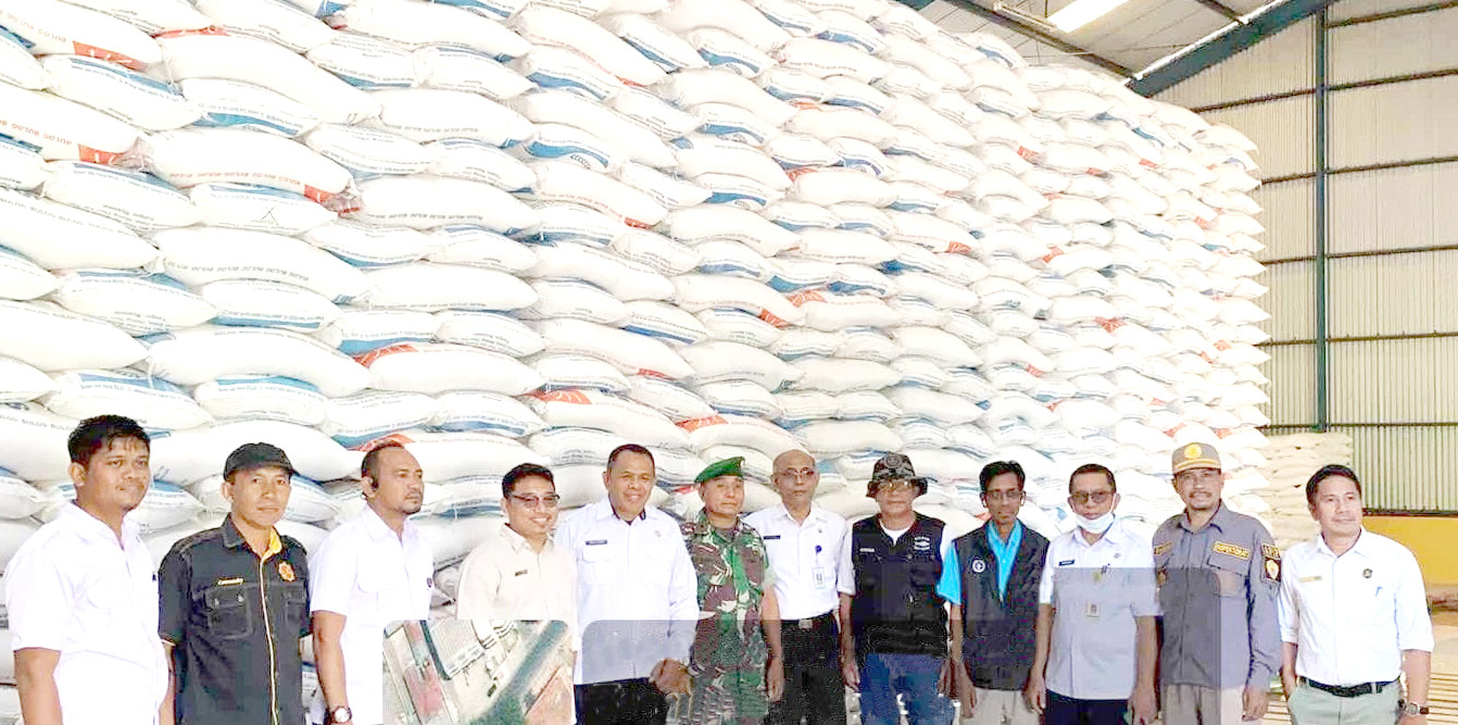 SIDAK : TPID dari unsur Pemkot Baubau dan Forkopimda ketika melakukan pemantauan ketersediaan pasokan kebutuhan pokok dan harga komoditas di Bulog dan sejumlah gudang distibutor serta pasar tradisional. (DISKOMINFO KOTA BAUBAU FOR KENDARI POS)