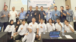 Foto bersama Wakil Dekan III Bidang Kemahasiswaan dan Alumni FT UHO, Prof. Adris Ade Putra (lima dari kiri, belakang), dosen FT UHO dan para peserta lainnya usai kegiatan. (Ewin Endang Sahputri/Kendari Pos)