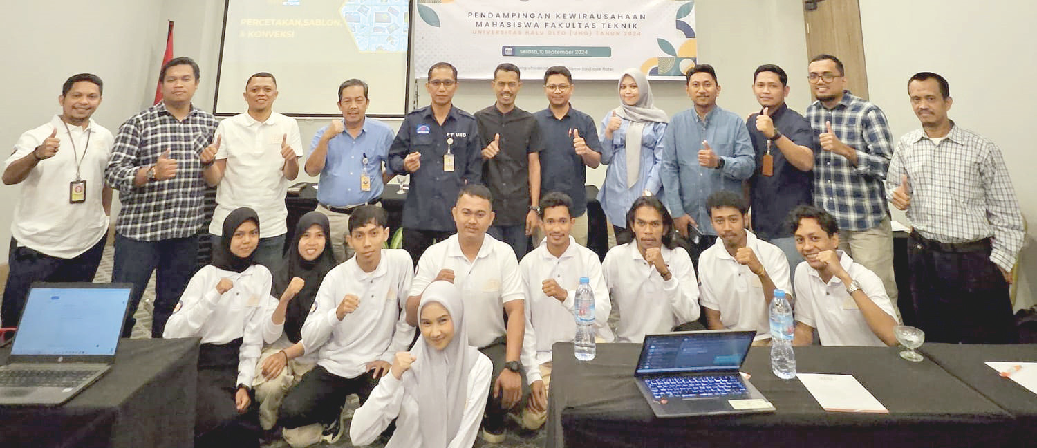 Foto bersama Wakil Dekan III Bidang Kemahasiswaan dan Alumni FT UHO, Prof. Adris Ade Putra (lima dari kiri, belakang), dosen FT UHO dan para peserta lainnya usai kegiatan. (Ewin Endang Sahputri/Kendari Pos)