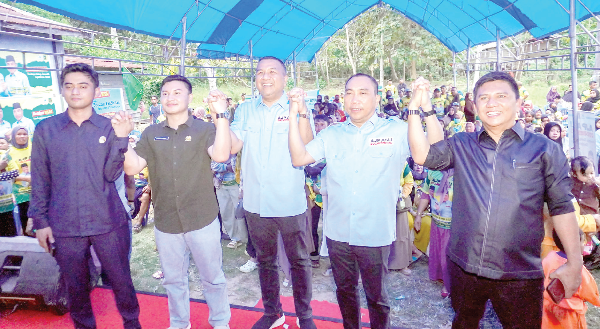 Aksan dan Andi Sulolipu didampingi tiga anggota DPRD Kota Kendari terpilih, Jumran, Fadhal dan Girlang bersilaturahmi dengan warga Kecamatan Abeli. (IST)