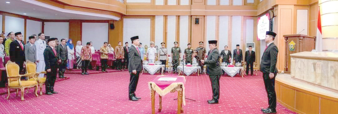 PELANTIKAN : PJ Gubernur Sultra Andap Budhi Revianto mengukuhkan kepala BPKP Sultra Hary Bowo di ruang pola kantor Setprov Sultra, Kamis (12/9). (PEMPROV SULTRA FOR KENDARI POS)