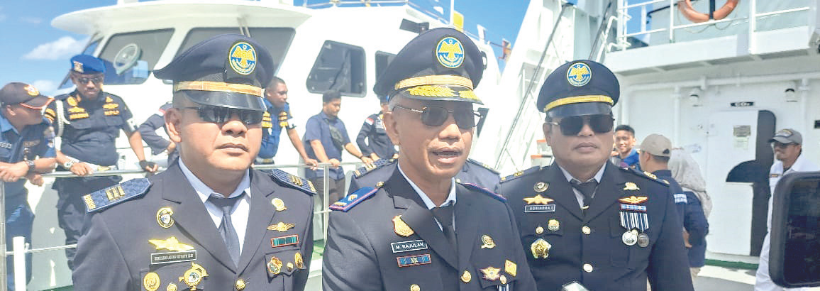 TABUR BUNGA : Kepala Dishub Sultra, Muhammad Rajulan memberi keterangan pers usai upacara tabur bunga di perairan Bungkutoko, Kota Kendari kemarin. (AGUS SETIAWAN/KENDARI POS)