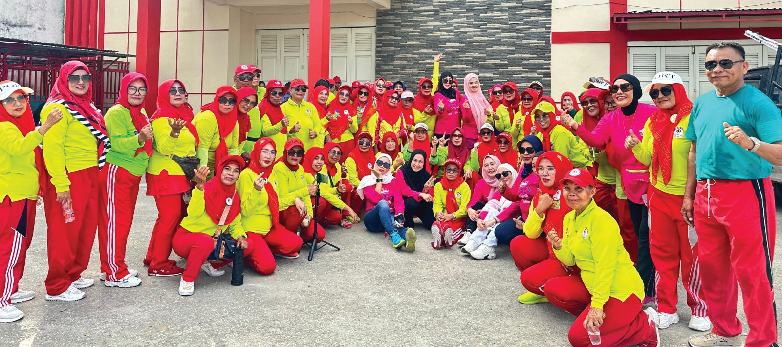 IST Srikandi Siska-Sudirman foto bersama usai menggelar senam sehat di pelataran Alfa Farma Kendari, kemarin.