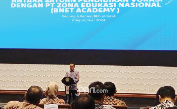 Plt. Dirjen Pendidikan Vokasi Kemendikbudristek Tatang Muttaqin saat memberikan sambutan di acara penandatanganan kerja sama 40 SMK dengan BNET.(JPNN)