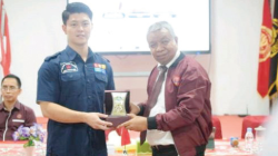 Rektor Unsultra, Prof. Andi Bahrun (kanan) saat memberikan cinderamata kepada Mr.Yunoki Kaito (kiri).(HUMAS UNSULTRA FOR KENDARI POS)