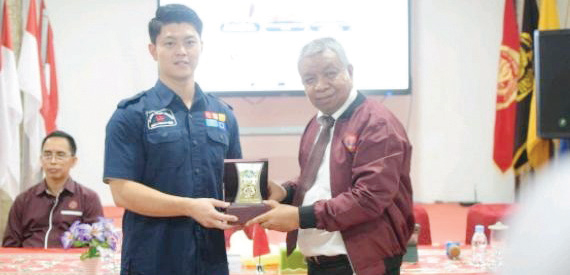 Rektor Unsultra, Prof. Andi Bahrun (kanan) saat memberikan cinderamata kepada Mr.Yunoki Kaito (kiri).(HUMAS UNSULTRA FOR KENDARI POS)