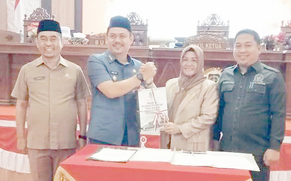 ANGGARAN DAERAH : Wakil Ketua DPRD Koltim, Rahmatia Lukman (kedua dari kanan) menyerahkan dokumen APBDP 2024 kepada Bupati, Abdul Azis, usai ditetapkan melalui persetujuan KUA-PPAS perubahan dalam sidang paripurna di gedung parlemen daerah itu. (KUSDIN/KENDARI POS)