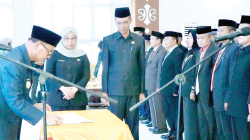 PENILAIAN KINERJA : Suasana pelantikan dan pengukuhan pengisi JPTP, Administrator, Pengawas dan Pejabat Fungsional di lingkup Pemkab Konsel oleh Bupati, H. Surunuddin Dangga (kiri).(I NGURAH PANDI SANTOSA/KENDARI POS)