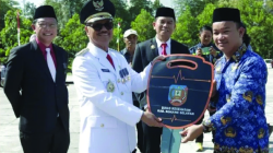 Bupati Konsel Surunuddin Dangga secara simbolis menyerahkan kendaraan dinas kepada petugas program gizi dan imunisasi yang digunakan untuk pelayanan kesehatan di Posyandu dan program penanggulangan stunting. (DOK.KENDARI POS)