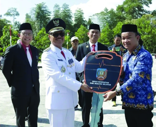 Bupati Konsel Surunuddin Dangga secara simbolis menyerahkan kendaraan dinas kepada petugas program gizi dan imunisasi yang digunakan untuk pelayanan kesehatan di Posyandu dan program penanggulangan stunting. (DOK.KENDARI POS)