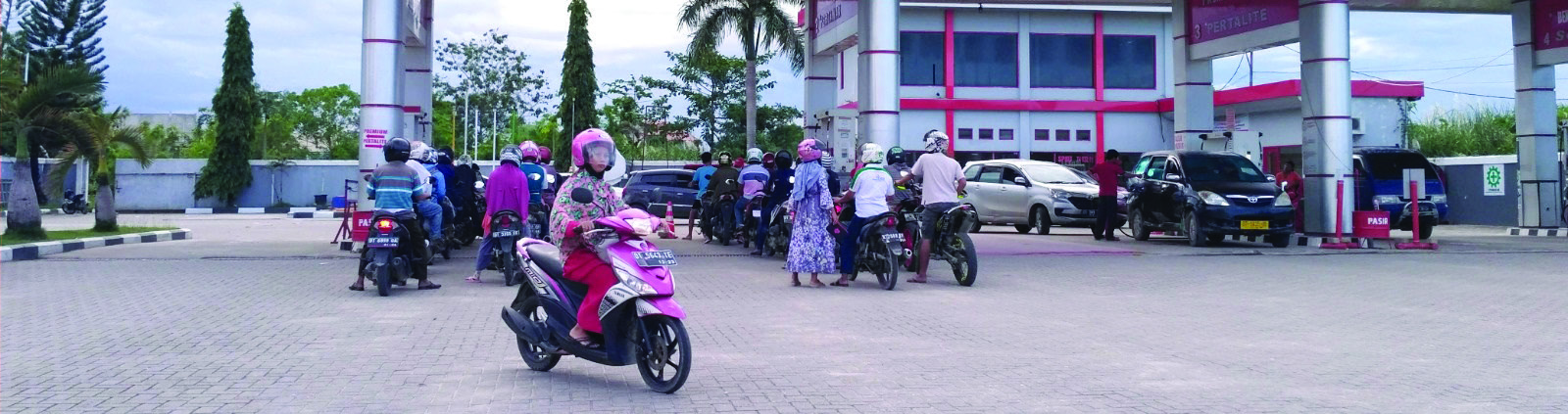 BBM SULIT DIPEROLEH : Antrian kendaraan di SPBU menjadi pemandangan lumrah di Kota Kendari. Ironisnya, Pemprov Sultra tetap yakin stok BBM jenis Pertalite yang paling banyak diburu masih mencukupi (DOKUMEN KENDARI POS)