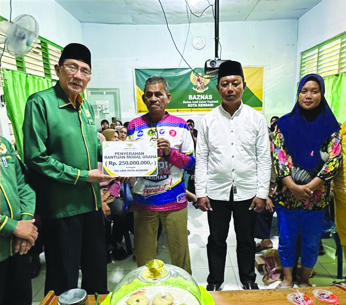 PENYALURAN BANTUAN : Suasana penyaluran bantuan modal usaha kepada pelaku UKM Kota Kendari. (AGUS SETIAWAN/KENDARI POS)