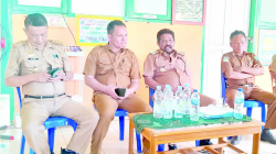 TINGKATKAN PELAYANAN : Pj Bupati Konawe, Stanley (kedua dari kanan) saat memberikan pengarahan di Puskesmas Puriala dalam kunjungan kerjanya untuk melakukan monitoring dan evaluasi. (ADI HIDAYAT/KENDARI POS)