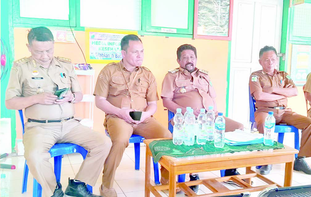 TINGKATKAN PELAYANAN : Pj Bupati Konawe, Stanley (kedua dari kanan) saat memberikan pengarahan di Puskesmas Puriala dalam kunjungan kerjanya untuk melakukan monitoring dan evaluasi. (ADI HIDAYAT/KENDARI POS)