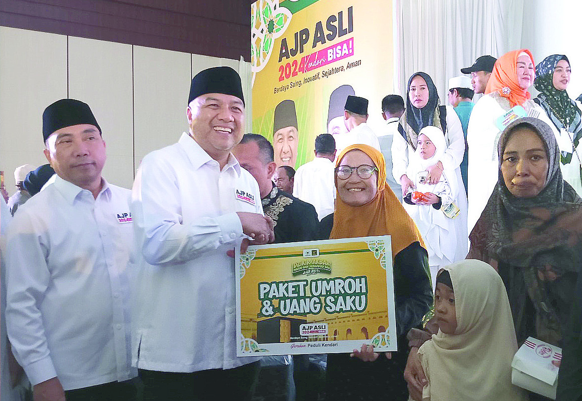 Bakal calon Wali Kota Kendari, Aksan Jaya Putra (2 dari kiri) didampingi bakal calon Wakil Wali Kota Kendari, Andi Sulolipu (kiri) menyerahkan hadiah umrah gratis kepada warga yang beruntung mendapat doorprize dalam zikir akbar, Selasa (17/9/2024). (AGUS SETIAWAN / KENDARI POS)