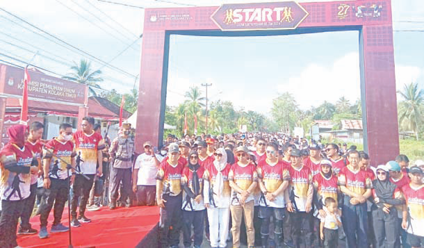 JAGA INTEGRITAS: Suasana jalan santai yang digelar KPU Koltim dengan menghadirkan tiga bakal pasangan calon kepala daerah. Kegiatan itu dalam rangka meningkatkan partisipasi pemilih pada Pilkada 27 November 202, mendatang.(KUSDIN/KENDARI POS)