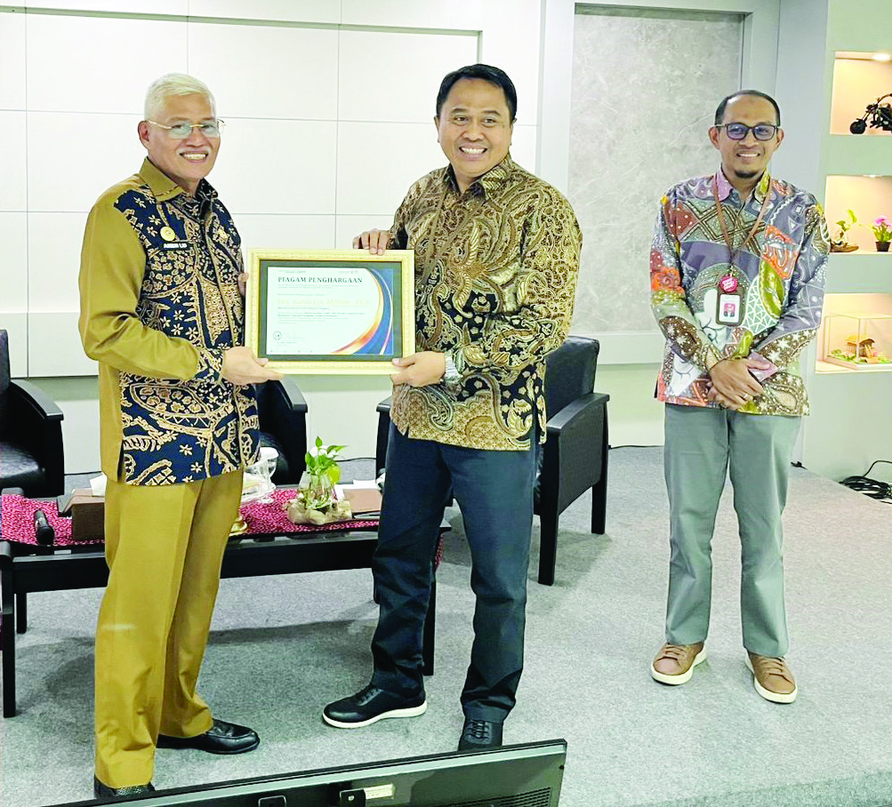 Sekda Sultra, Asrun Lio (kiri) menerima piagam penghargaan yang diserahkan Kepala Puslatbang KMP LAN RI Makassar, Andi Taufik (tengah) di Kampus Puslatbang KMP LAN RI Makassar, Rabu (18/9/2024). (IST)