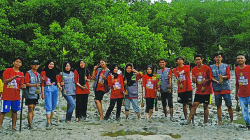 Pemeliharaan kawasan budidaya mangrove di Desa Tanjung Tiram oleh mahasiswa KKNT. (ISTIMEWA)