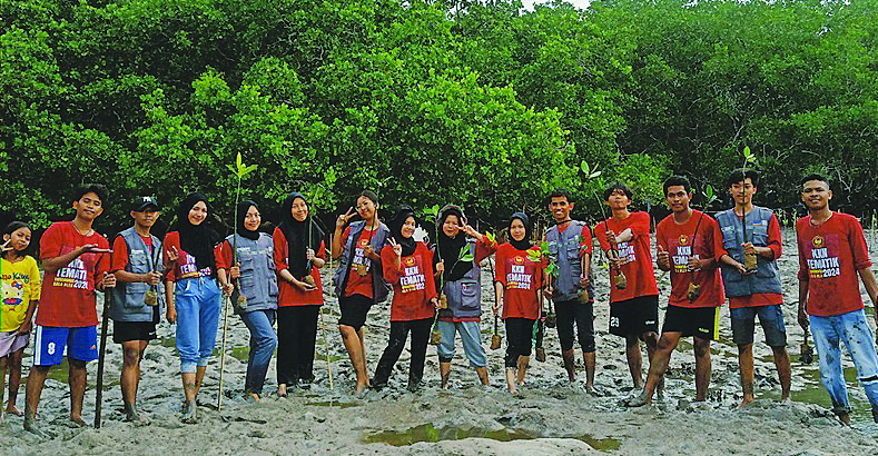 Pemeliharaan kawasan budidaya mangrove di Desa Tanjung Tiram oleh mahasiswa KKNT. (ISTIMEWA)