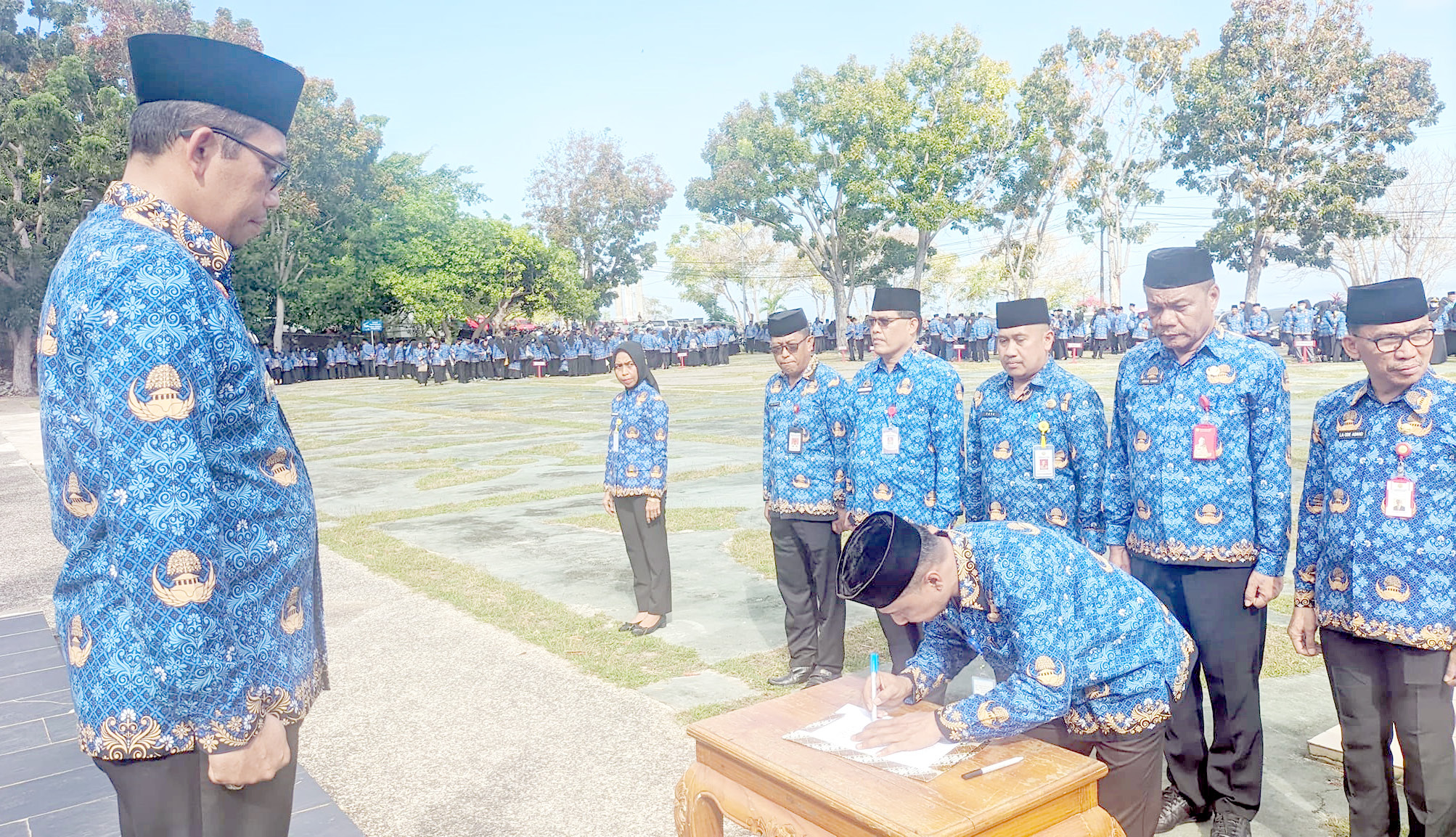 IKRAR BERSAMA : Pj Wali Kota Baubau, Muh. Rasman Manafi (kiri) menyaksikan penandatanganan pakta integritas terkait netralitas yang dilakukan para perwakilan pimpinan OPD, kemarin.(DISKOMINFO KOTA BAUBAU FOR KENDARI POS)