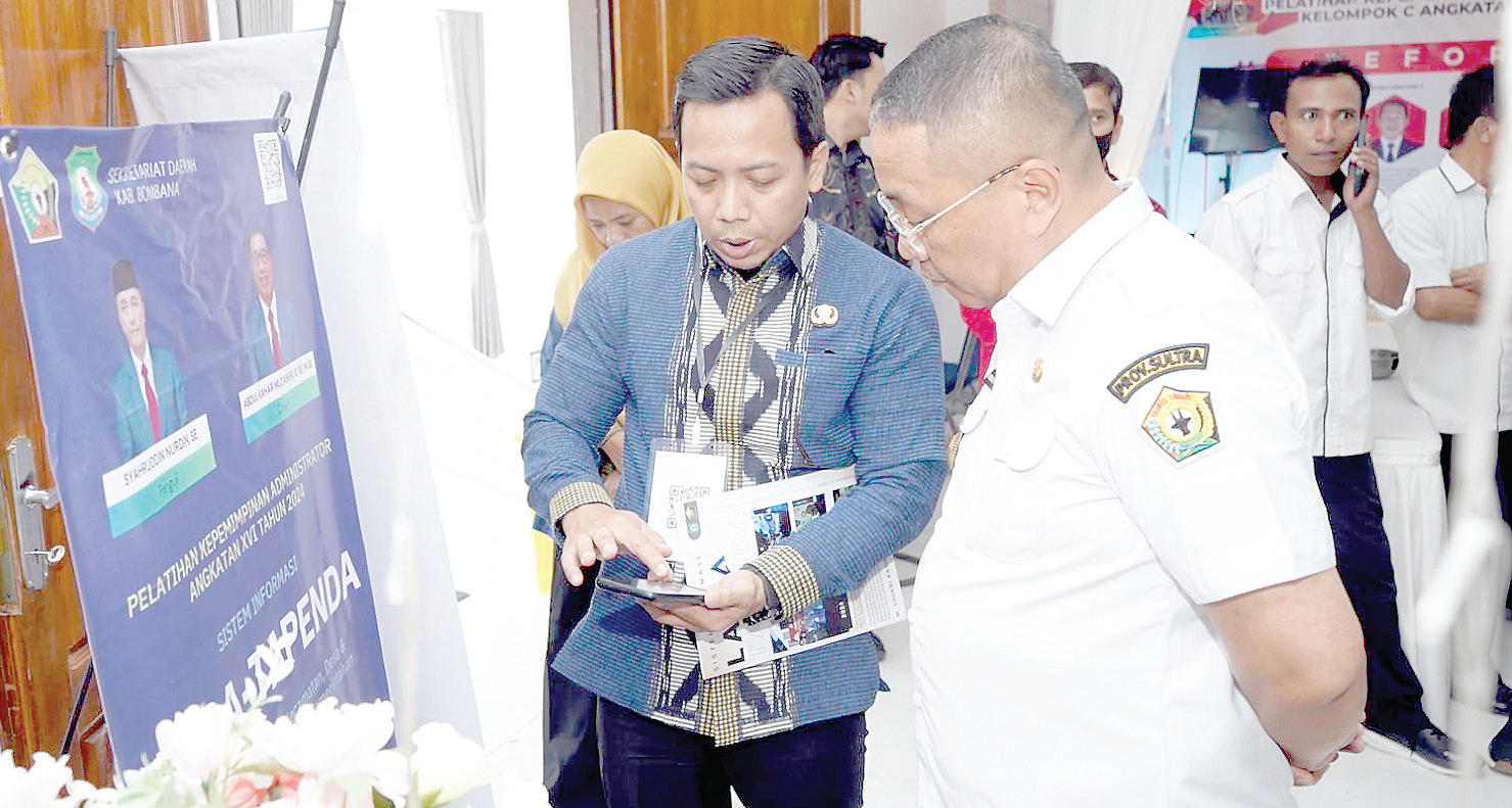 Kepala BPSDM Sultra, Syahruddin Nurdin menyimak penjelasan anggotanya usai membuka pameran inovasi, kemarin.