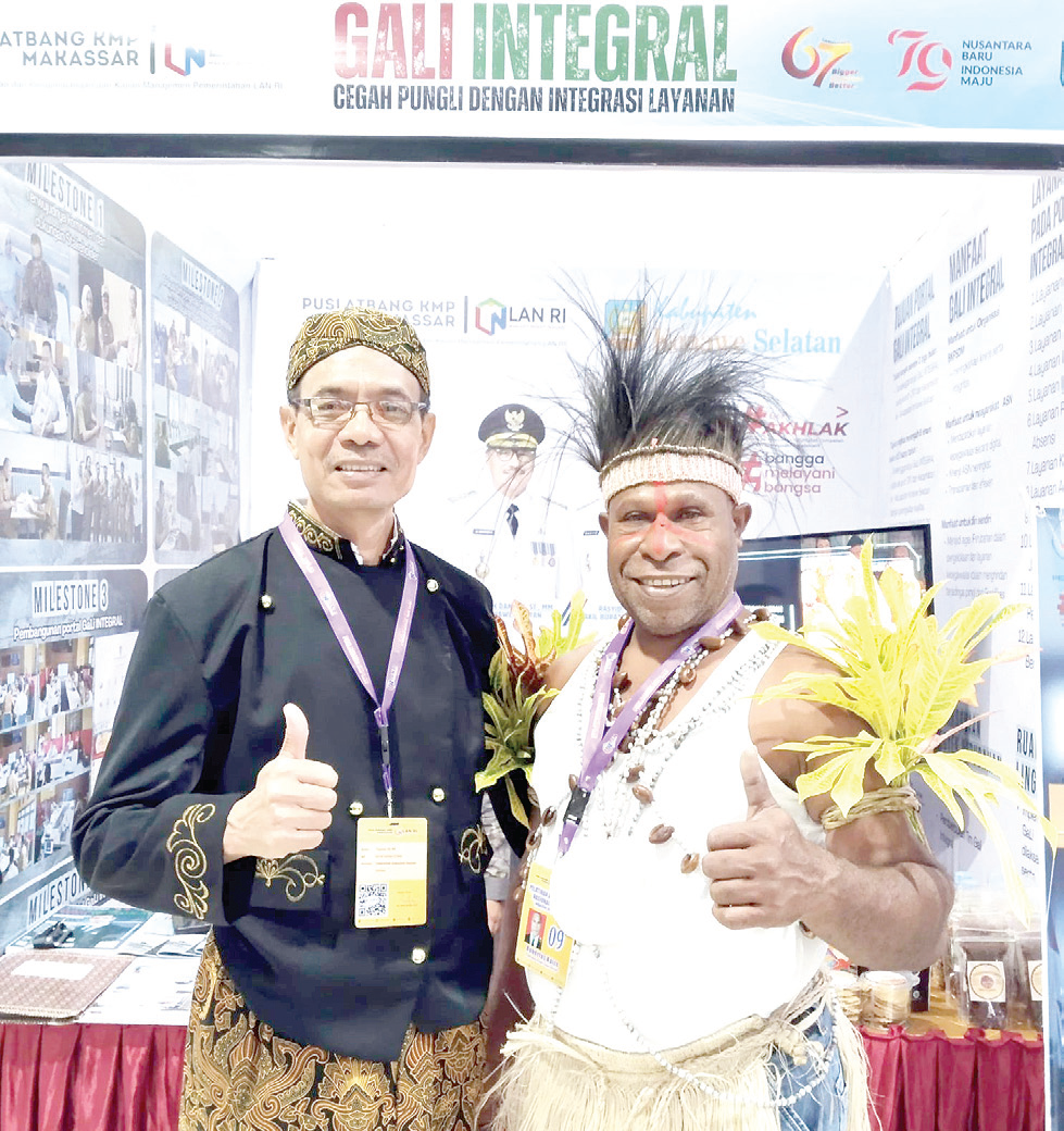 LAYANAN DIGITAL : Kepala BKPSDM Konsel, Pujiono (kiri) saat berada di Stand Gali Integral yang mengisi kegiatan pameran LAN RI di Makassar, saat ujian akhir PKN-2. (DOK. BKPSDM KONAWE SELATAN FOR KENDARI POS)