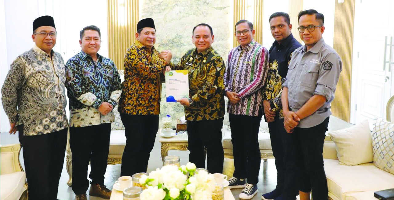 Pj Gubernur Sultra, Andap Budhi Revianto (tengah) didampingi Rektor IAIN Kendari, Prof. Husain Insawan, menyerahkan dokumen usulan perubahan bentuk IAIN menjadi UIN kepada Sekjen Kemenag, Muhammad Ali Ramdhani, Kamis (19/9/2024). (IST)