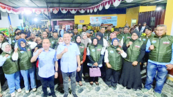 TIM PEMENANGAN : Paslon Wali Kota dan Wakil Wali Kota Kendari Aksan Jaya Putra-Abdi Sulolipu foto bersama dengan tim pemenangan kecamatan Mandonga (MUHAMMAD AKBAR ALI/KENDARI POS)