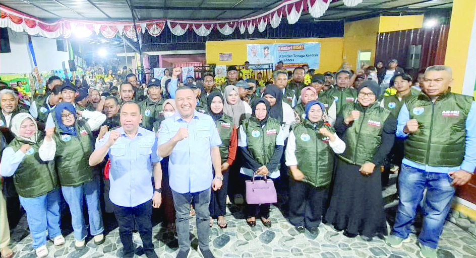 TIM PEMENANGAN : Paslon Wali Kota dan Wakil Wali Kota Kendari Aksan Jaya Putra-Abdi Sulolipu foto bersama dengan tim pemenangan kecamatan Mandonga (MUHAMMAD AKBAR ALI/KENDARI POS)