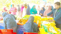 HARGA TERJANGKAU : Pemkab Koltim melalui Dinas Ketahanan Pangan, kembali menggelar gerakan pangan murah (GPM). Terbaru, mereka melayani warga di Desa Talodo, Kecamatan Lalolae. (DISKOMINFO KABUPATEN KOLAKA TIMUR FOR KENDARI POS)