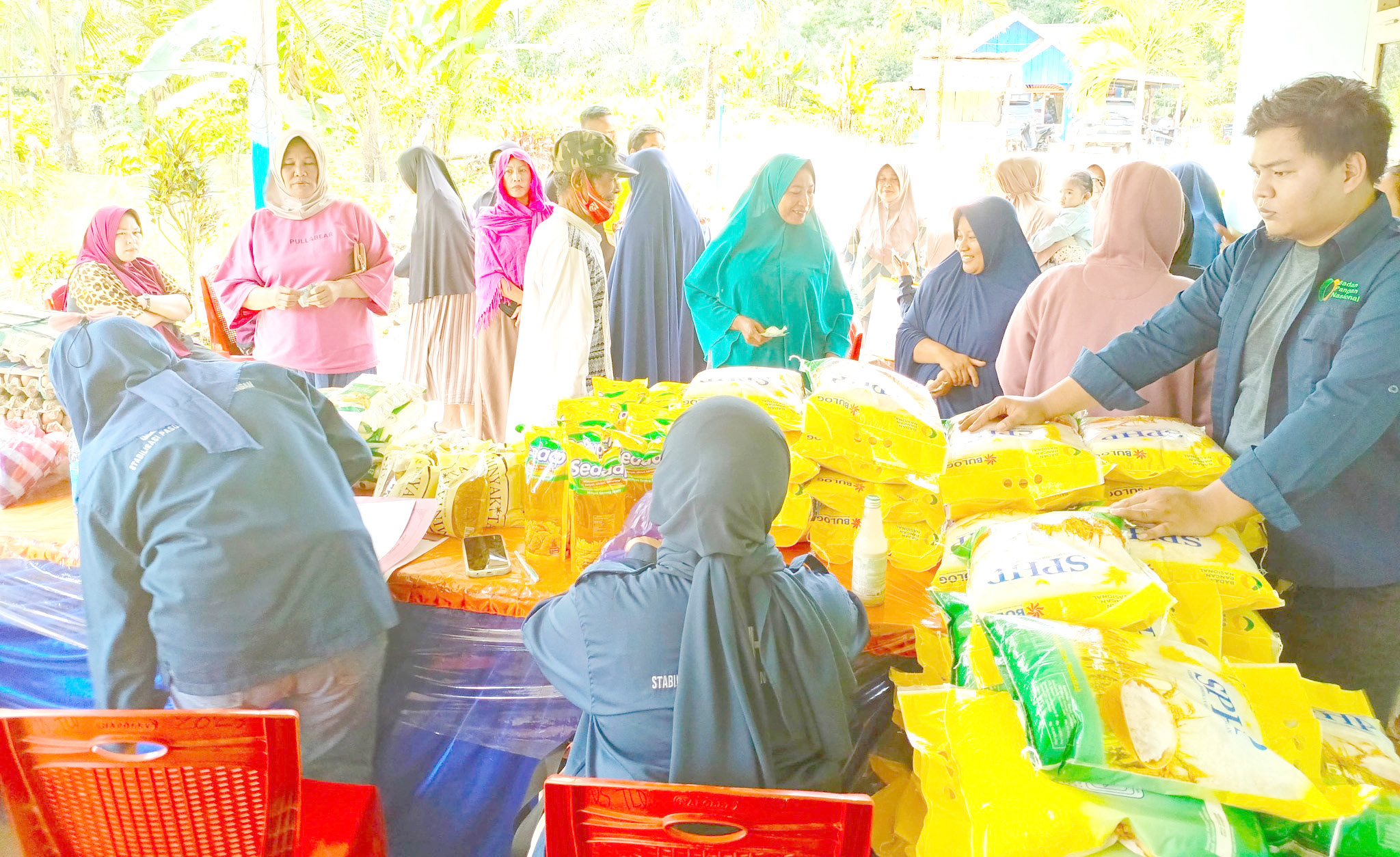 HARGA TERJANGKAU : Pemkab Koltim melalui Dinas Ketahanan Pangan, kembali menggelar gerakan pangan murah (GPM). Terbaru, mereka melayani warga di Desa Talodo, Kecamatan Lalolae. (DISKOMINFO KABUPATEN KOLAKA TIMUR FOR KENDARI POS)