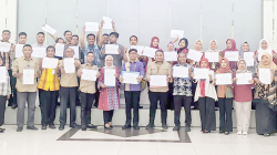 FOKUS MELAYANI : Pose bersama usai penandatanganan pakta integritas terkait netralitas ASN dalam Pilkada yang disaksikan langsung Pj Sekot Baubau, La Ode Aswad, kemarin. (DISKOMINFO KOTA BAUBAU FOR KENDARI POS)