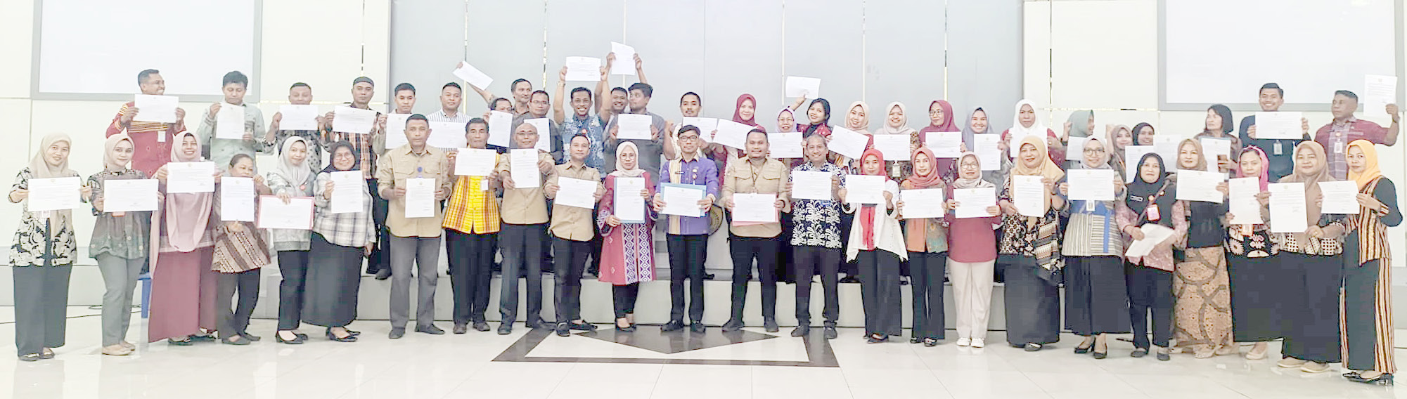 FOKUS MELAYANI : Pose bersama usai penandatanganan pakta integritas terkait netralitas ASN dalam Pilkada yang disaksikan langsung Pj Sekot Baubau, La Ode Aswad, kemarin. (DISKOMINFO KOTA BAUBAU FOR KENDARI POS)