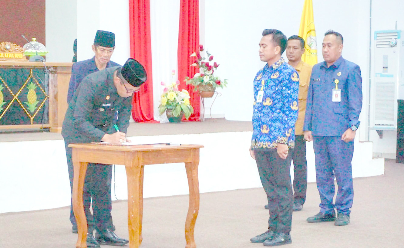 DATA PENTING : Asisten Bidang Pembangunan dan Ekonomi Sekretariat Kabupaten (Setkab) Butur, Sahrun Akri, ketika memberikan sambutan dalam sosialisasi dan pembinaan desa/kelurahan Cantik yang digelar BPS. (DISKOMINFO KABUPATEN BUTON UTARA FOR KENDARI POS)