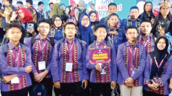 Siswa MAN IC Kota Kendari, Muh. Adhitia Al A’raf (tengah), usai mendapatkan medali perunggu di kompetisi OSN di Jakarta. (Dok MAN IC Kendari)