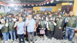 TIM PEMENANGAN : Paslon Wali Kota dan Wakil Wali Kota Kendari Aksan Jaya Putra-Abdi Sulolipu foto bersama dengan tim pemenangan kecamatan Mandonga. (IST)