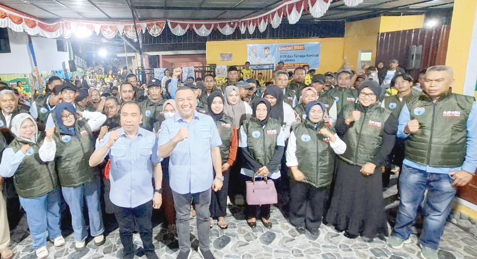 TIM PEMENANGAN : Paslon Wali Kota dan Wakil Wali Kota Kendari Aksan Jaya Putra-Abdi Sulolipu foto bersama dengan tim pemenangan kecamatan Mandonga. (IST)