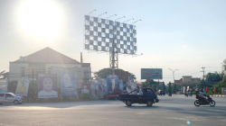 PAPAN REKLAME : Perekonomian di Kota Kendari tumbuh pesat. Hampir di setiap sudut kota bermunculan berbagai usaha baru dengan papan reklame. Sayangnya, hanya 20 persen papan reklame yang memiliki izin. (DOKUMEN KENDARI POS)